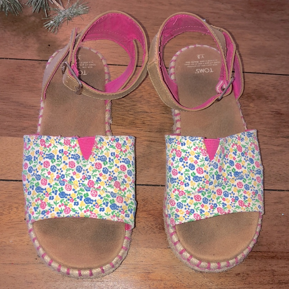 3/$12 Girls 3Y floral Toms sandals - Picture 1 of 4